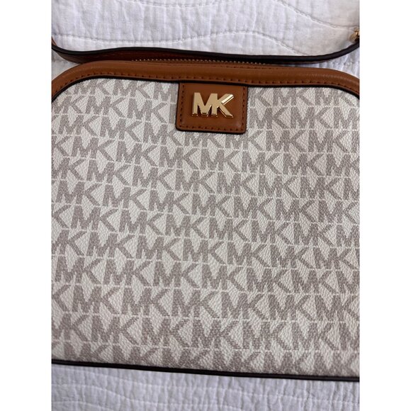 NEW Michael Kors Vanilla/Acorn LG Zip Dome Crossbody Bag Gold Chain Strap - Picture 3 of 15
